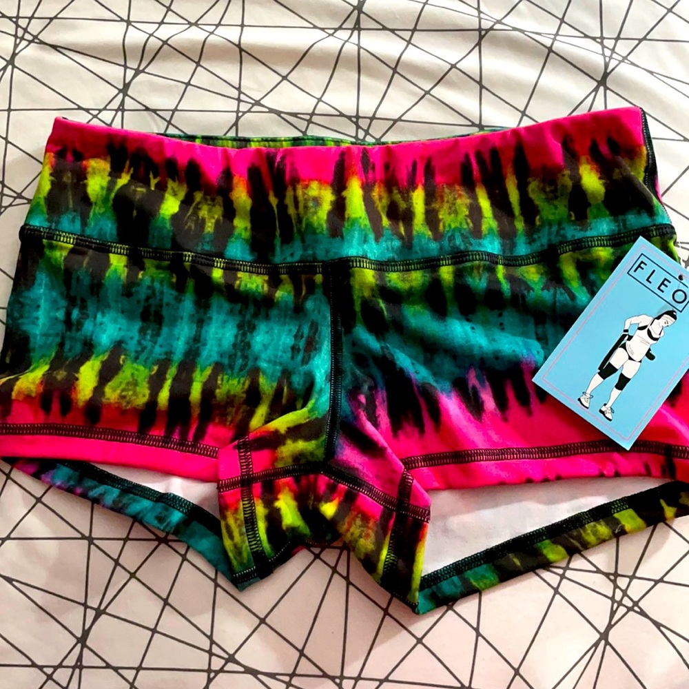 💥 FLEO 💥 size medium shorts. BNWT.